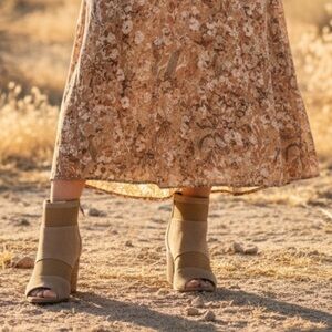 Reba Ankle Boots Taupe Suede leather Peep Toe Heel  Sz 8.5 Western Boho cowgirl